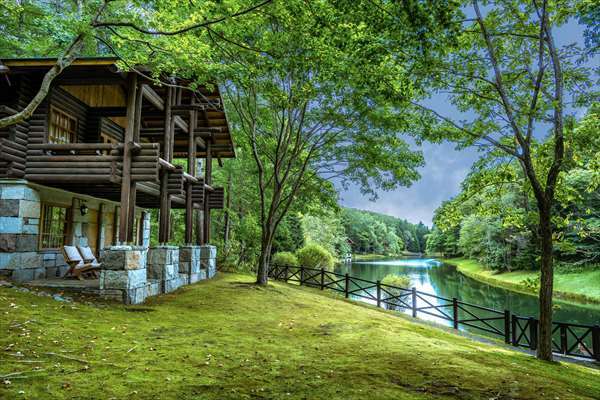 Risu no Mori lakeside cottages with a king-size bed