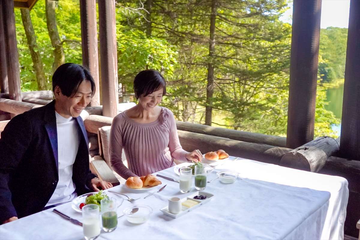 湖の見えるコテージのテラスで朝食